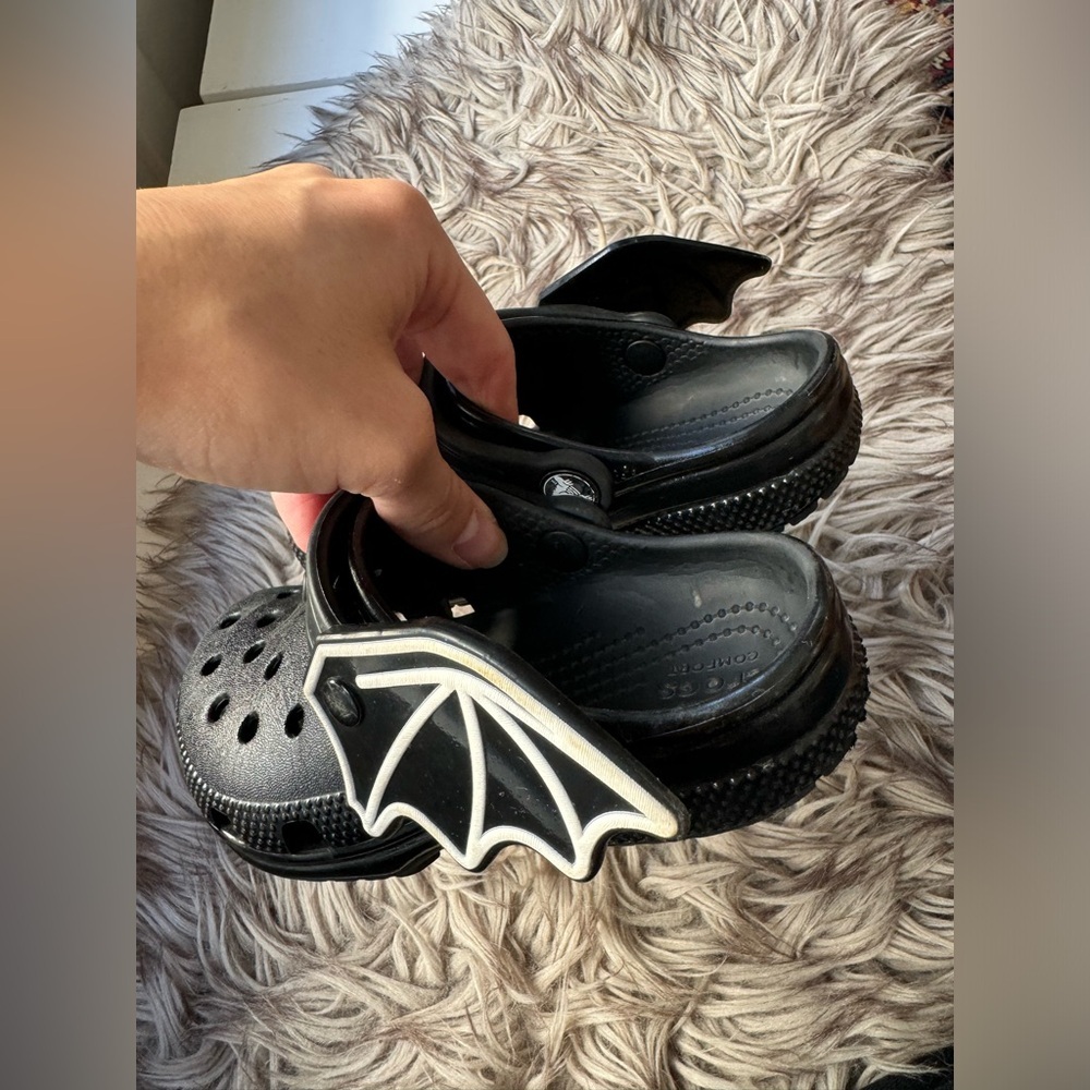 🦇 Toddler Bat Wing Black Crocs - Picture 4 of 12